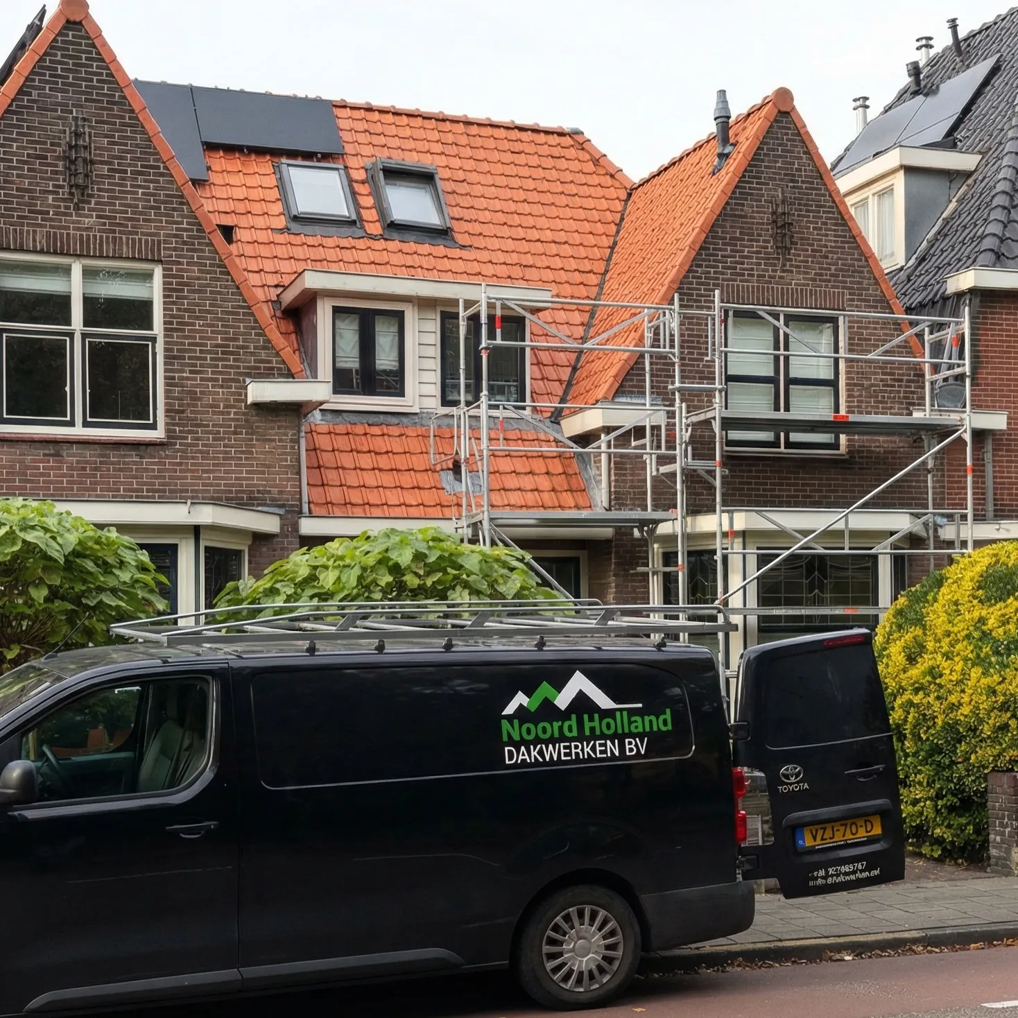 Bedrijfsbus van NH Dakwerken geparkeerd bij woningen met pannendaken en steigers in Bloemendaal