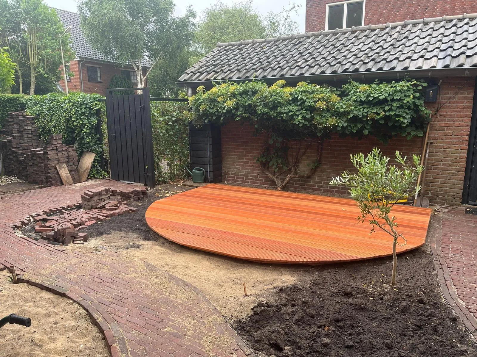 Houten vlonder aangelegd in een tuin als onderdeel van timmerwerk in Driehuis, Noord-Holland