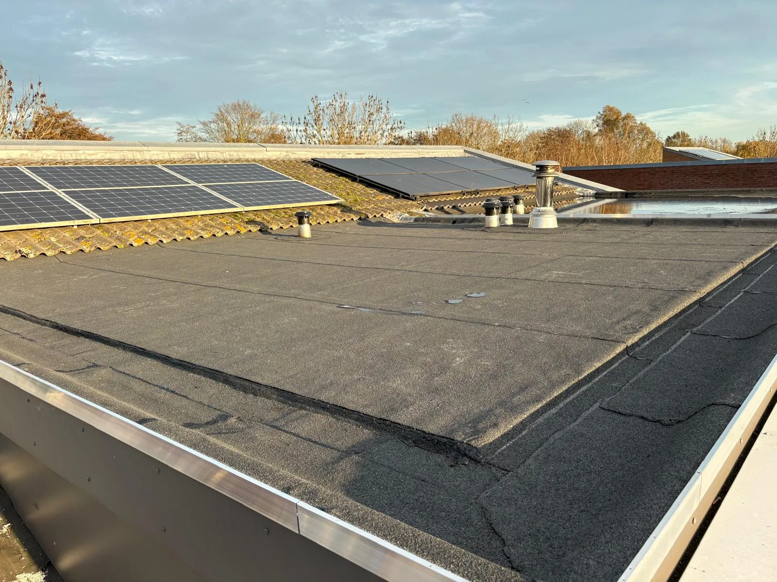 Plat dak met bitumen dakbedekking en zonnepanelen in Alkmaar