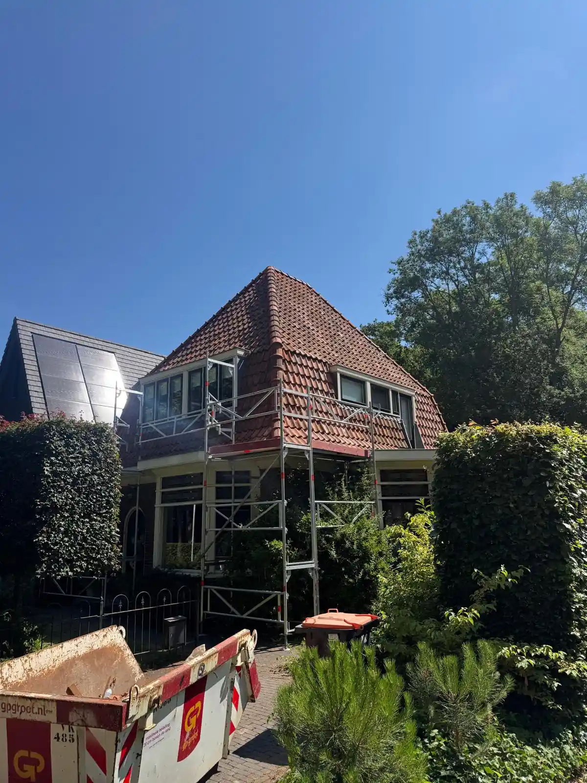 Woning aan de Kennemerstraatweg in Heiloo met het oorspronkelijke rode pannendak en opgebouwde steiger