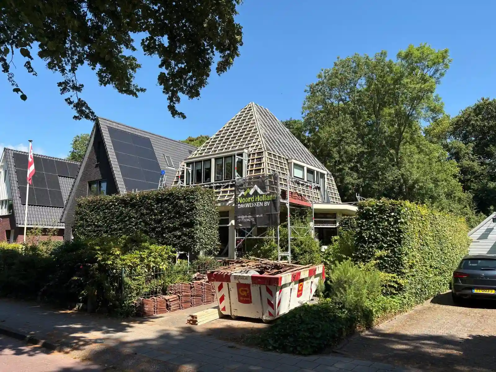 Gestript tentdak met nieuw dampopen onderdak en panlatten aan de Kennemerstraatweg in Heiloo door NH Dakwerken