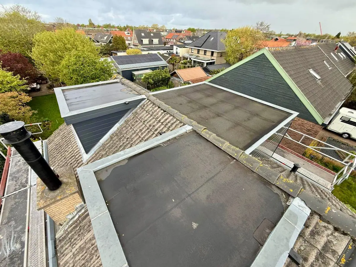 Verouderde bitumen dakbedekking op beide platte daken v&oacute;&oacute;r renovatie in Limmen