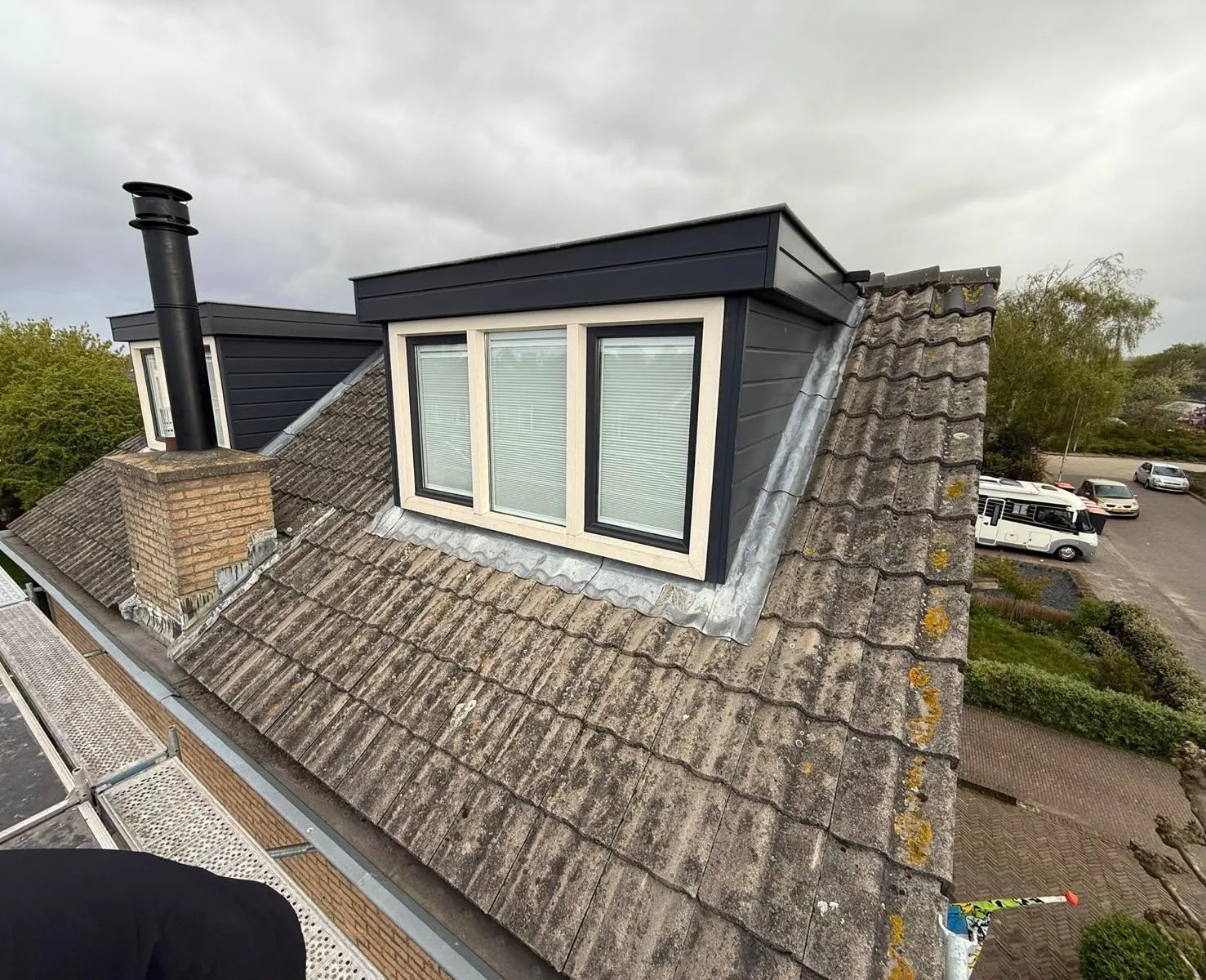 Verouderd, bemost pannendak v&oacute;&oacute;r renovatie in Limmen