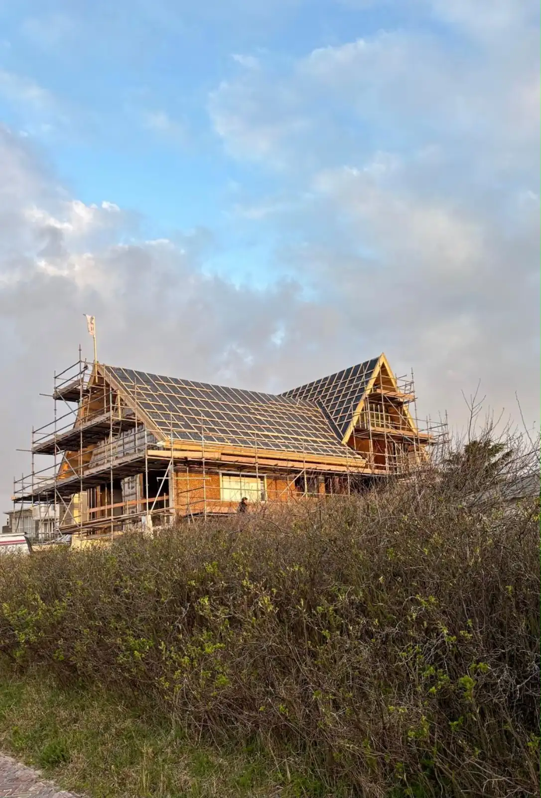 Vrijstaande woning in de duinen van Bergen aan Zee volledig in de steiger, met het dakvlak teruggebracht tot onderdak en panlatten