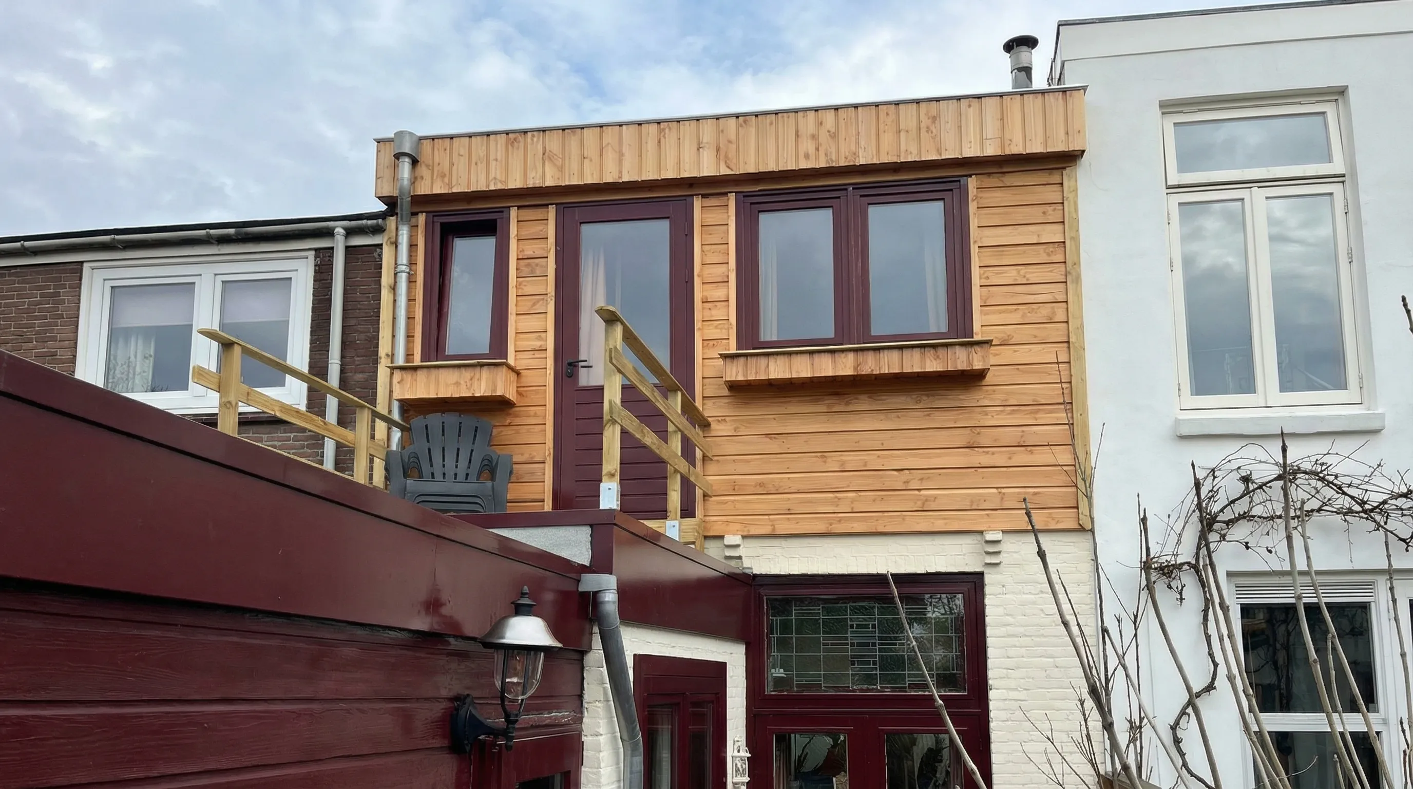 Houten dakopbouw met gevelbekleding aan een woning in Noord-Holland