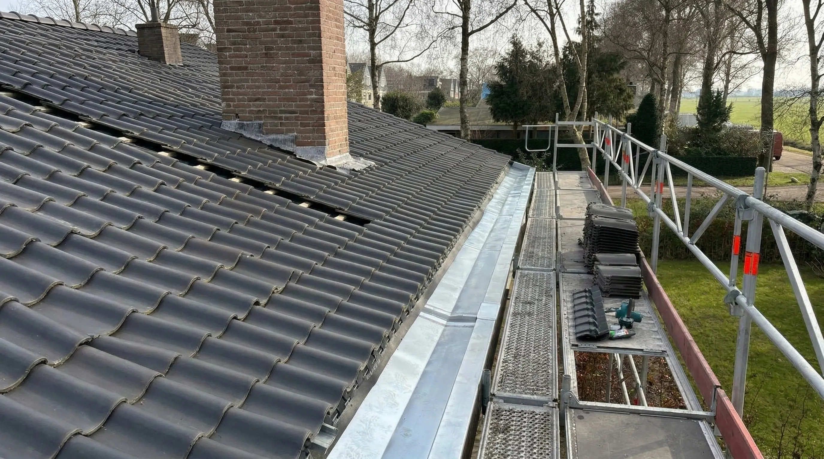 Zinken goot renovatie bij een vrijstaande villa in Heiloo door NH Dakwerken